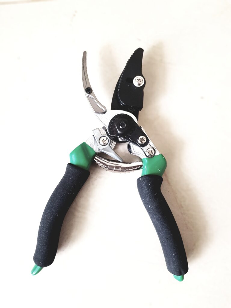 Hand pruner