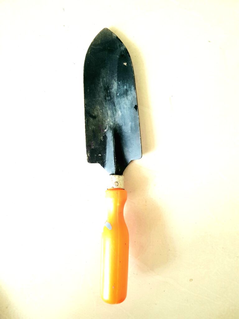 Trowel gardening tool