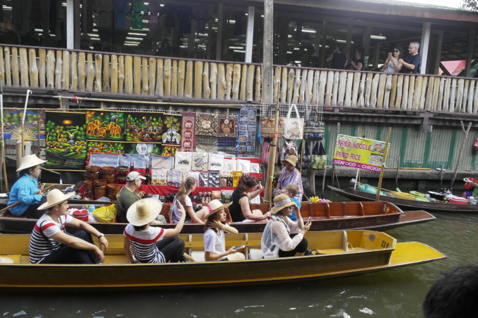 Damnoen Saduak Floating Market